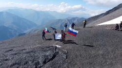 Над одной из горных вершин  республики развернули флаг с логотипом 30-летия Народного Собрания РД