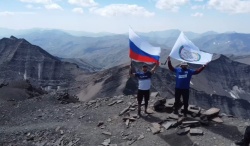 Флаг с логотипом Народного Собрания РД поднят над одной из вершин Дагестана 